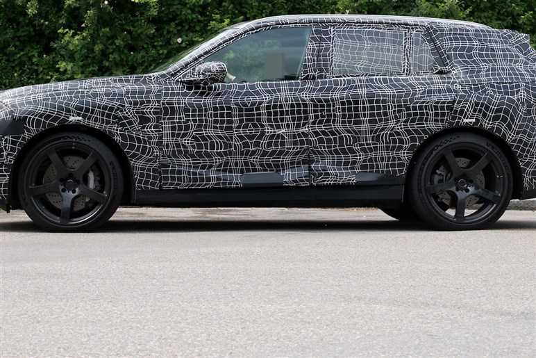 【見た目激変】ノイエ・クラッセ顔をまとった659psの怪物を捕捉。BMW「iX5 M70」対ポルシェ戦線へ