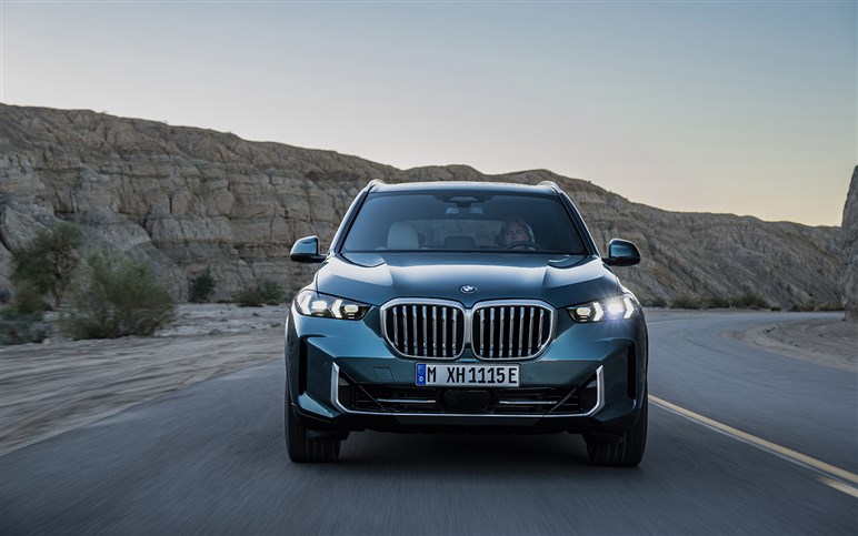 【見た目激変】ノイエ・クラッセ顔をまとった659psの怪物を捕捉。BMW「iX5 M70」対ポルシェ戦線へ