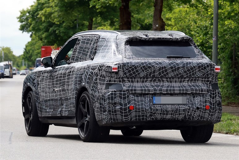 【見た目激変】ノイエ・クラッセ顔をまとった659psの怪物を捕捉。BMW「iX5 M70」対ポルシェ戦線へ