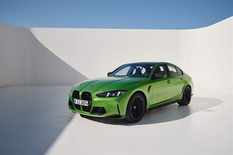 【見た目激変】ノイエ・クラッセ顔をまとった659psの怪物を捕捉。BMW「iX5 M70」対ポルシェ戦線へ