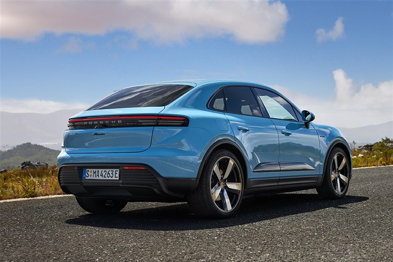 【見た目激変】ノイエ・クラッセ顔をまとった659psの怪物を捕捉。BMW「iX5 M70」対ポルシェ戦線へ