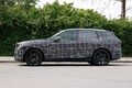 【見た目激変】ノイエ・クラッセ顔をまとった659psの怪物を捕捉。BMW「iX5 M70」対ポルシェ戦線へ