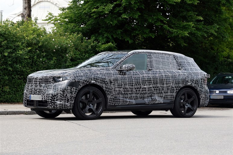 【見た目激変】ノイエ・クラッセ顔をまとった659psの怪物を捕捉。BMW「iX5 M70」対ポルシェ戦線へ
