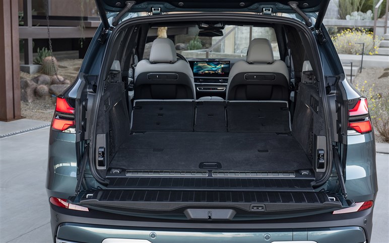 【見た目激変】ノイエ・クラッセ顔をまとった659psの怪物を捕捉。BMW「iX5 M70」対ポルシェ戦線へ