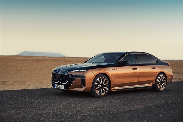 【見た目激変】ノイエ・クラッセ顔をまとった659psの怪物を捕捉。BMW「iX5 M70」対ポルシェ戦線へ