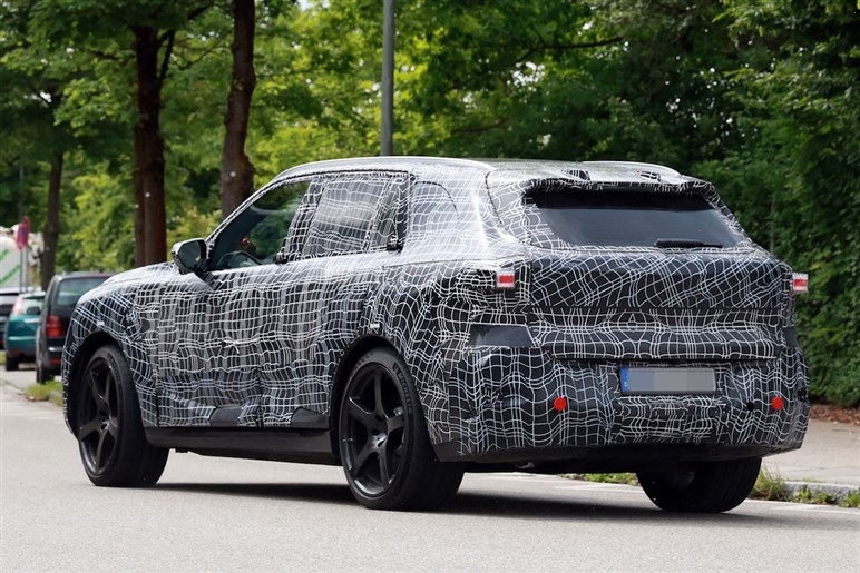 【見た目激変】ノイエ・クラッセ顔をまとった659psの怪物を捕捉。BMW「iX5 M70」対ポルシェ戦線へ