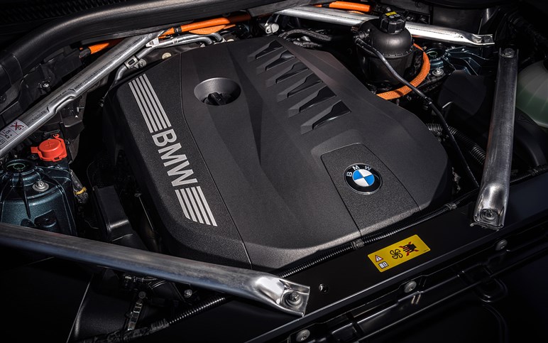 【見た目激変】ノイエ・クラッセ顔をまとった659psの怪物を捕捉。BMW「iX5 M70」対ポルシェ戦線へ