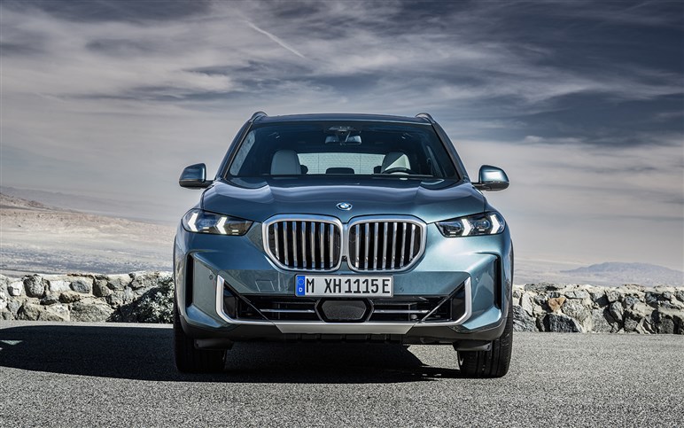 【見た目激変】ノイエ・クラッセ顔をまとった659psの怪物を捕捉。BMW「iX5 M70」対ポルシェ戦線へ