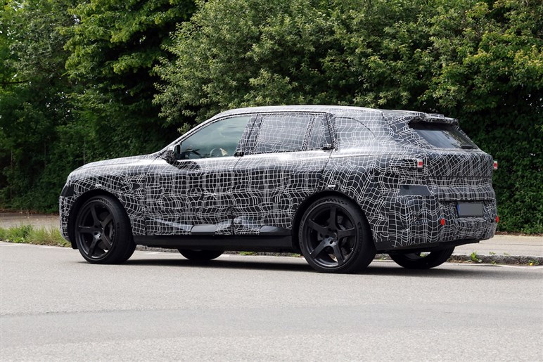 【見た目激変】ノイエ・クラッセ顔をまとった659psの怪物を捕捉。BMW「iX5 M70」対ポルシェ戦線へ