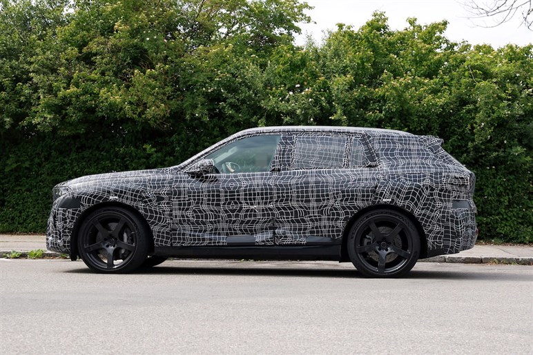 【見た目激変】ノイエ・クラッセ顔をまとった659psの怪物を捕捉。BMW「iX5 M70」対ポルシェ戦線へ