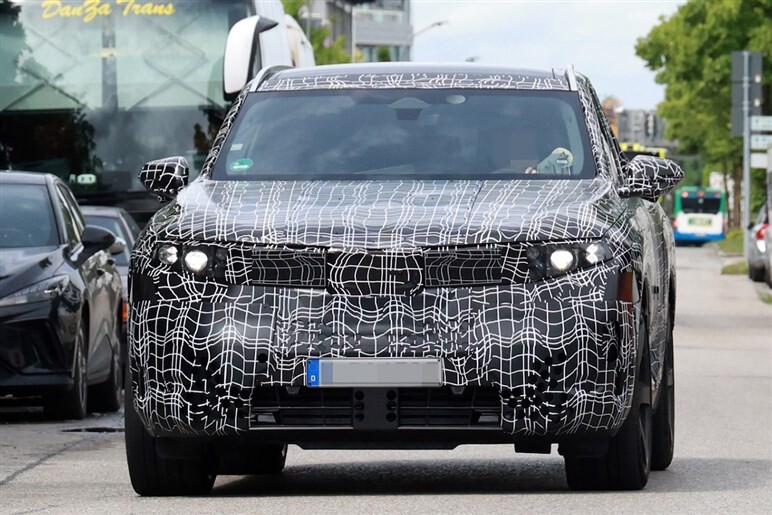 【見た目激変】ノイエ・クラッセ顔をまとった659psの怪物を捕捉。BMW「iX5 M70」対ポルシェ戦線へ