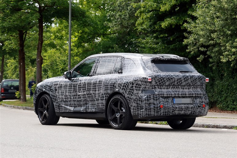【見た目激変】ノイエ・クラッセ顔をまとった659psの怪物を捕捉。BMW「iX5 M70」対ポルシェ戦線へ