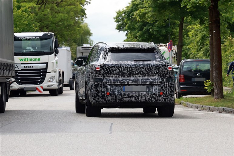 【見た目激変】ノイエ・クラッセ顔をまとった659psの怪物を捕捉。BMW「iX5 M70」対ポルシェ戦線へ