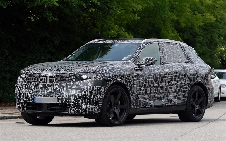 【見た目激変】ノイエ・クラッセ顔をまとった659psの怪物を捕捉。BMW「iX5 M70」対ポルシェ戦線へ