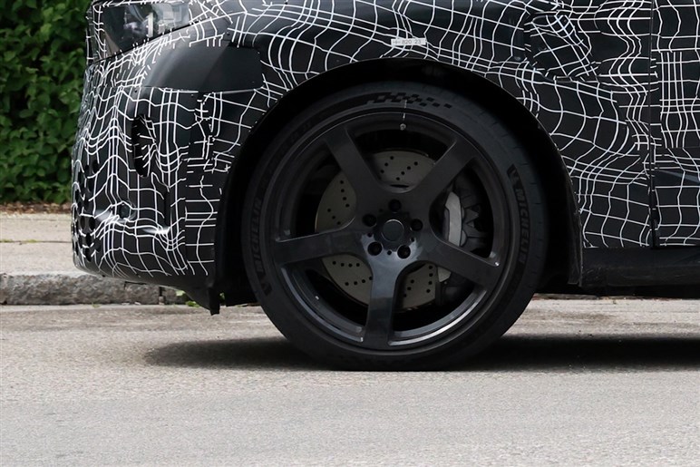 【見た目激変】ノイエ・クラッセ顔をまとった659psの怪物を捕捉。BMW「iX5 M70」対ポルシェ戦線へ