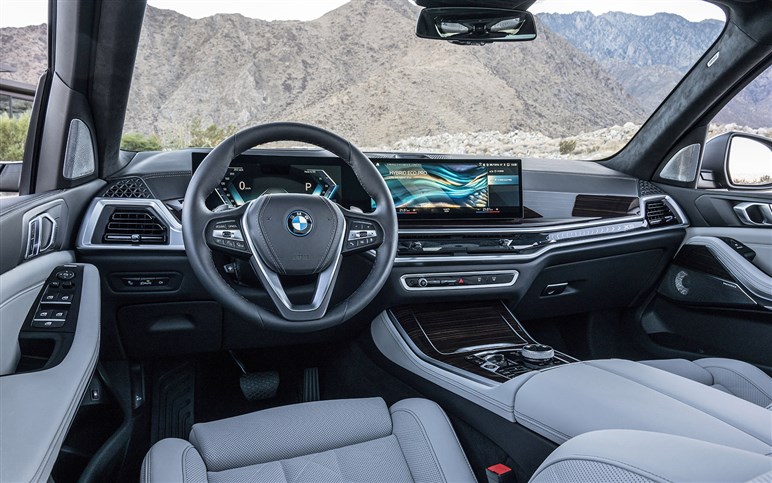 【見た目激変】ノイエ・クラッセ顔をまとった659psの怪物を捕捉。BMW「iX5 M70」対ポルシェ戦線へ