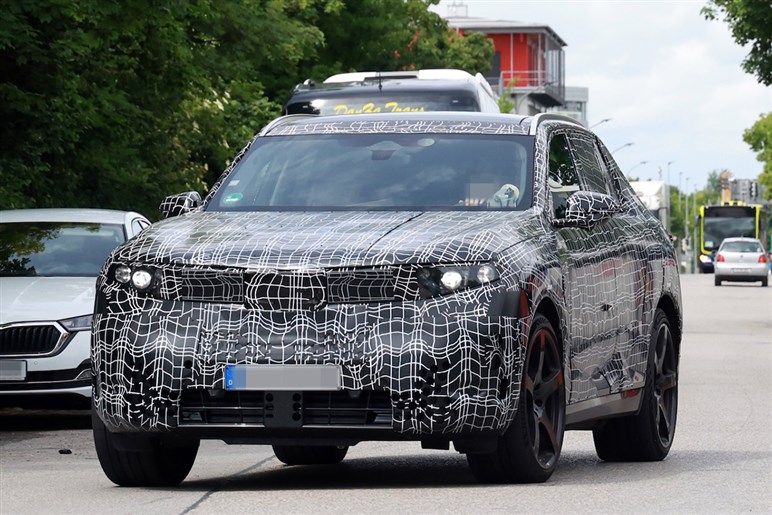 【見た目激変】ノイエ・クラッセ顔をまとった659psの怪物を捕捉。BMW「iX5 M70」対ポルシェ戦線へ