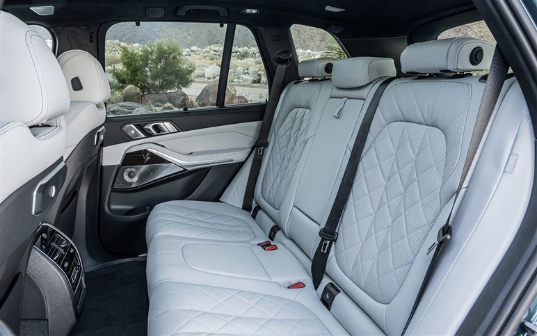【見た目激変】ノイエ・クラッセ顔をまとった659psの怪物を捕捉。BMW「iX5 M70」対ポルシェ戦線へ