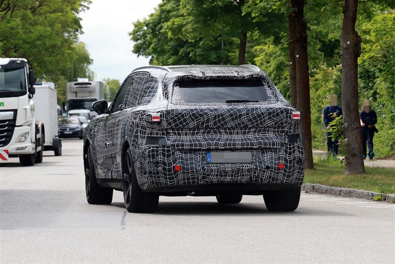 【見た目激変】ノイエ・クラッセ顔をまとった659psの怪物を捕捉。BMW「iX5 M70」対ポルシェ戦線へ