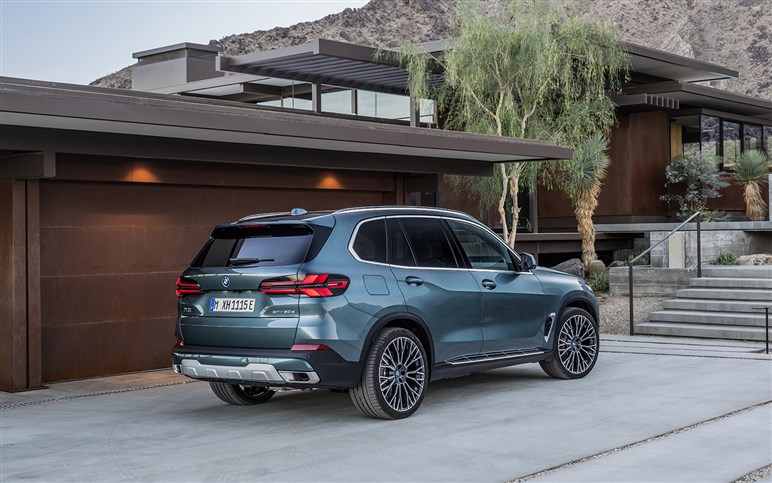【見た目激変】ノイエ・クラッセ顔をまとった659psの怪物を捕捉。BMW「iX5 M70」対ポルシェ戦線へ
