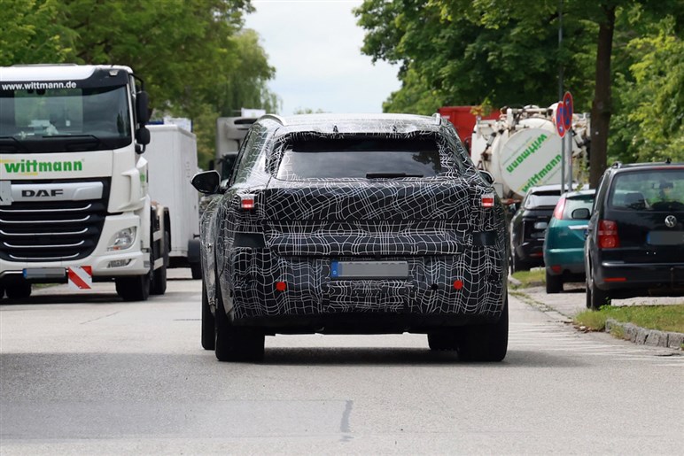 【見た目激変】ノイエ・クラッセ顔をまとった659psの怪物を捕捉。BMW「iX5 M70」対ポルシェ戦線へ