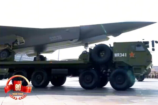 中国空軍 対日戦戦勝パレードで“謎の軍用機”公開！ アメリカで初飛行したばかりの機体に対抗か？