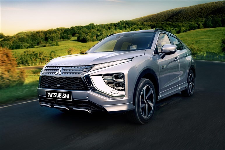 三菱が欧州で新型「エクリプスクロス」をチラ見せ。ルノーベースのBEVで9月発表…日本向けはどうなる？