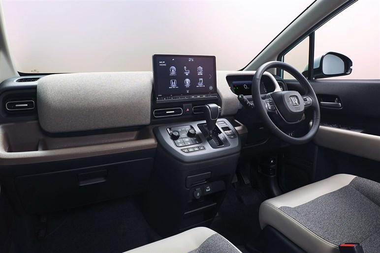 【高齢ドライバー】に推薦するべき、運転しやすくコスパに優れ、先進安全装備が充実したモデルの選び方