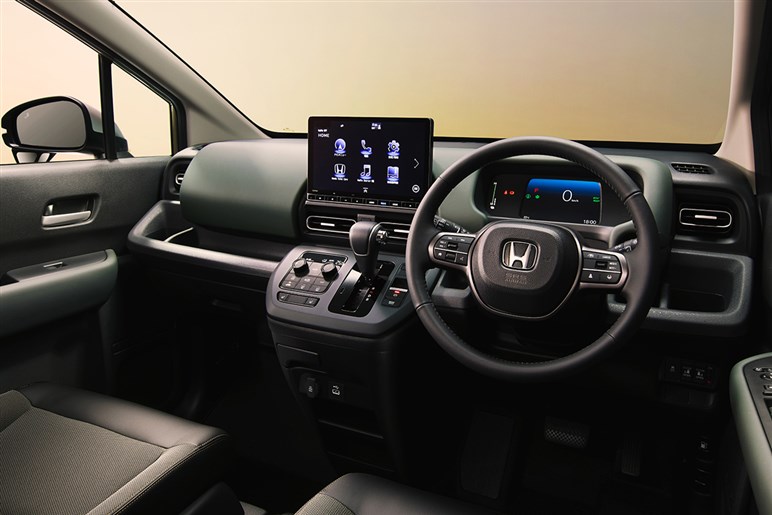 【高齢ドライバー】に推薦するべき、運転しやすくコスパに優れ、先進安全装備が充実したモデルの選び方