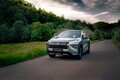 三菱が欧州で新型「エクリプスクロス」をチラ見せ。ルノーベースのBEVで9月発表…日本向けはどうなる？