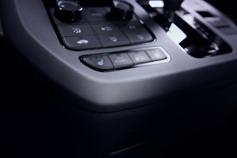 【高齢ドライバー】に推薦するべき、運転しやすくコスパに優れ、先進安全装備が充実したモデルの選び方