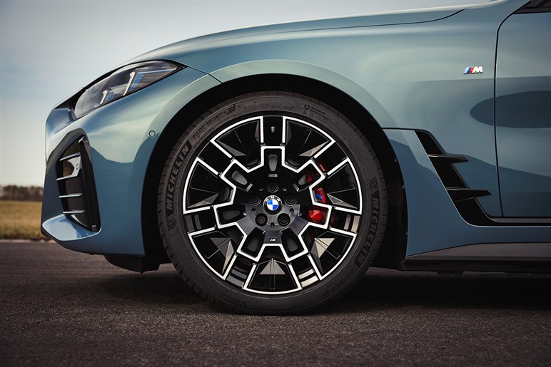 巨大なキドニーグリルは変わらずもブラック化　BMW「4シリーズ グランクーペ」マイナーチェンジ。722万円から