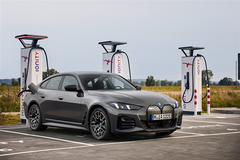 巨大なキドニーグリルは変わらずもブラック化　BMW「4シリーズ グランクーペ」マイナーチェンジ。722万円から