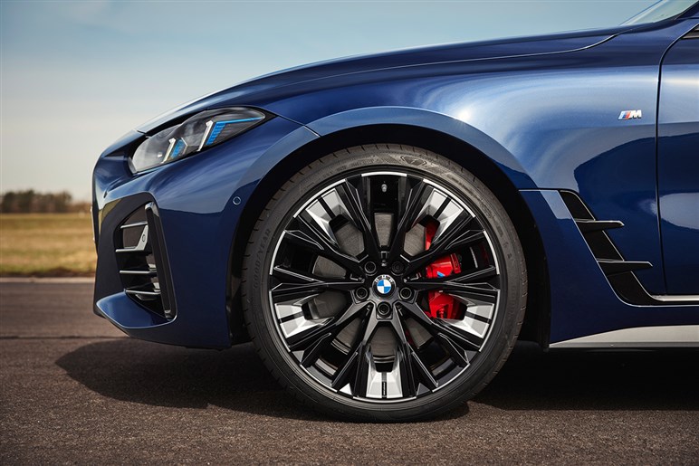 巨大なキドニーグリルは変わらずもブラック化　BMW「4シリーズ グランクーペ」マイナーチェンジ。722万円から