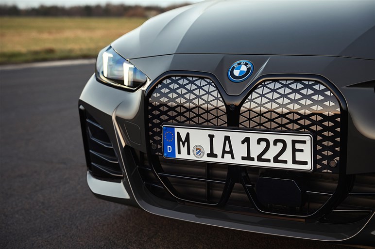 巨大なキドニーグリルは変わらずもブラック化　BMW「4シリーズ グランクーペ」マイナーチェンジ。722万円から