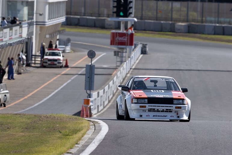 走り出すとそれは、紛れもなくハチロクだった…伝説の「TRD N2 AE86レビン」が筑波で再び蘇った日