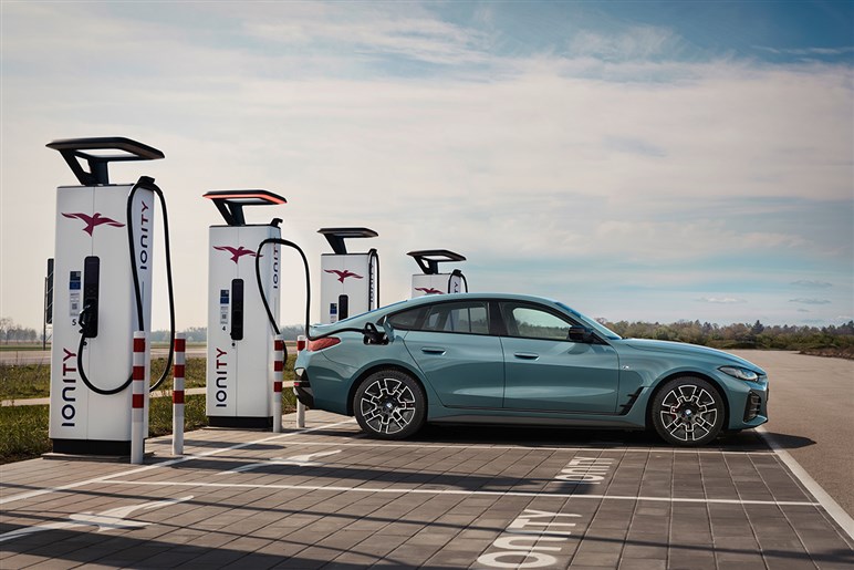 巨大なキドニーグリルは変わらずもブラック化　BMW「4シリーズ グランクーペ」マイナーチェンジ。722万円から