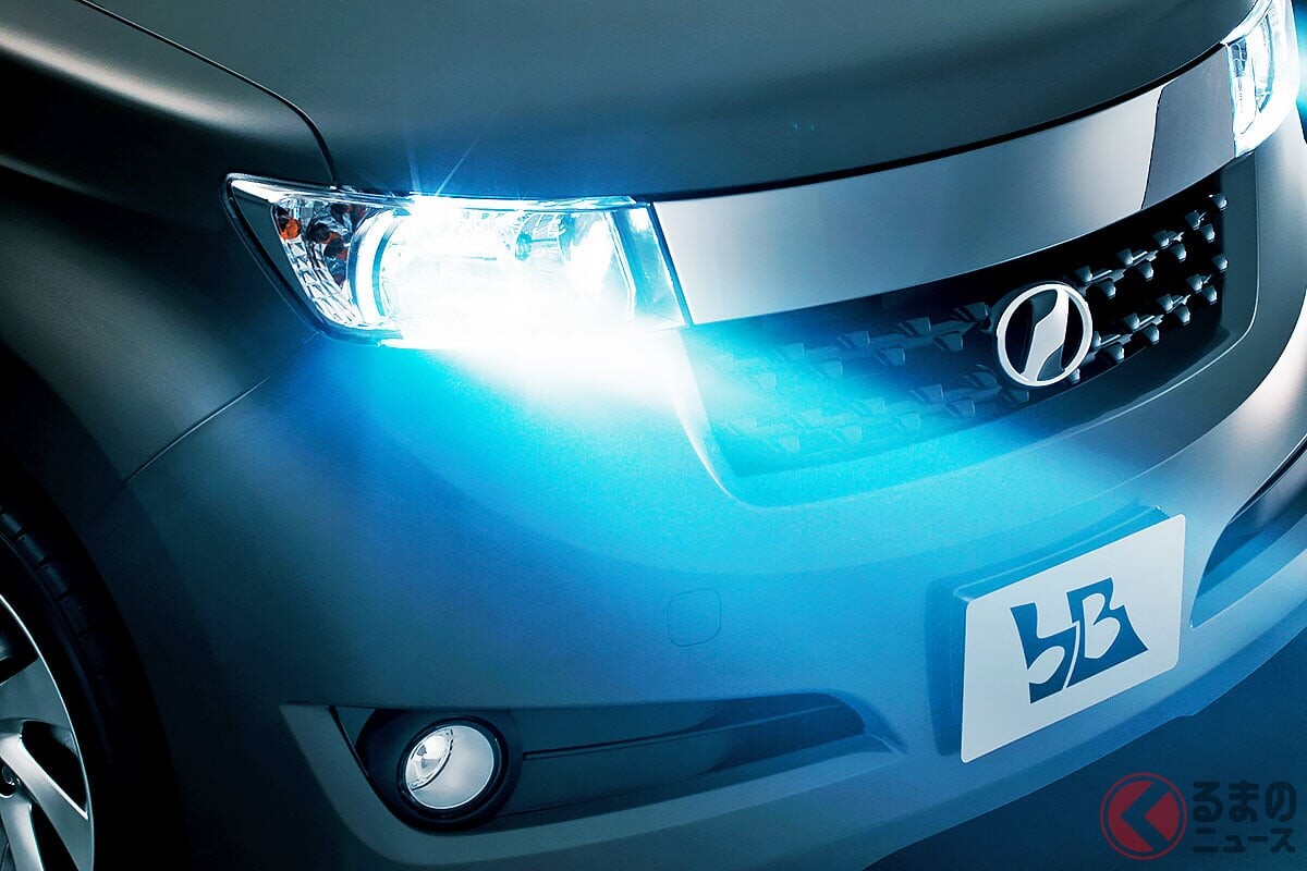 トヨタの精悍「“5人乗り”ハイトワゴン」がスゴい！ ヤンチャ系「カクカクデザイン」×全長4m以下で「ちょうどイイサイズ」！ “斬新”ドア仕様まであった「bB」に注目！