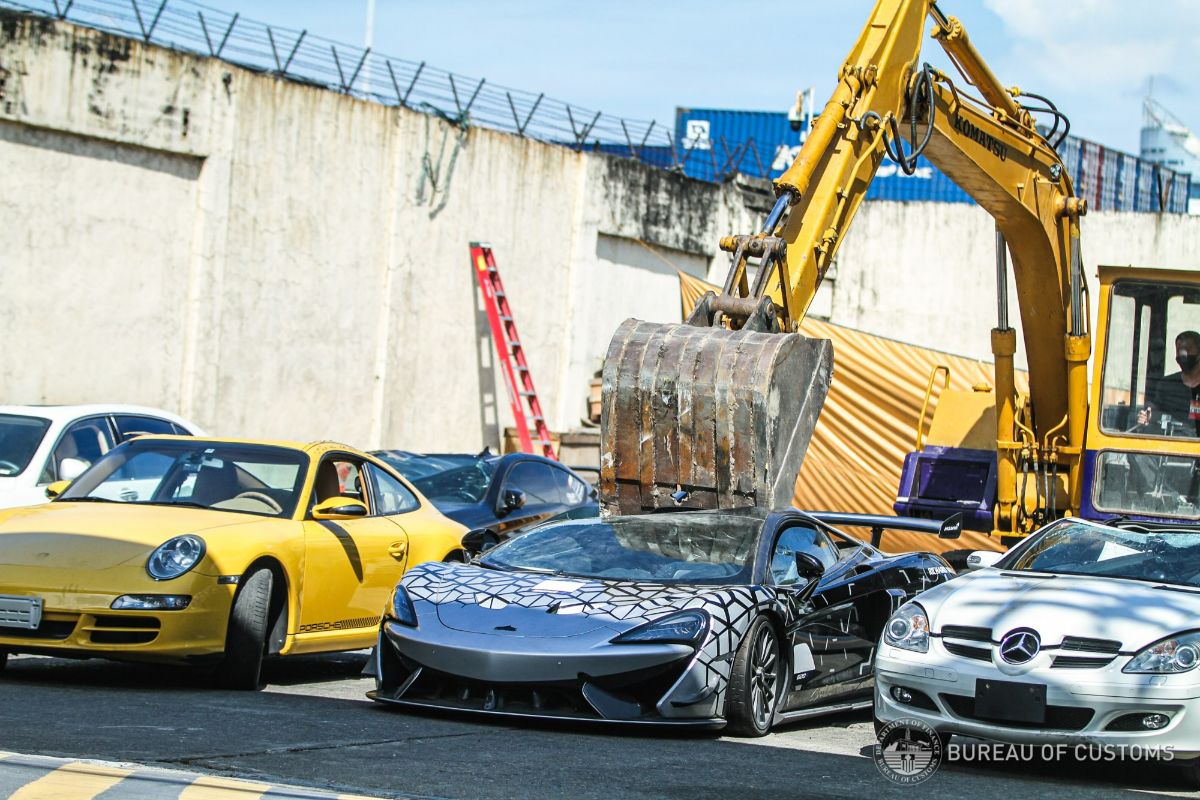 見せしめ なぜ超高級車をスクラップに マクラーレンやポルシェなど比政府が次々と破壊した訳とは くるまのニュース 自動車情報サイト 新車 中古 車 Carview