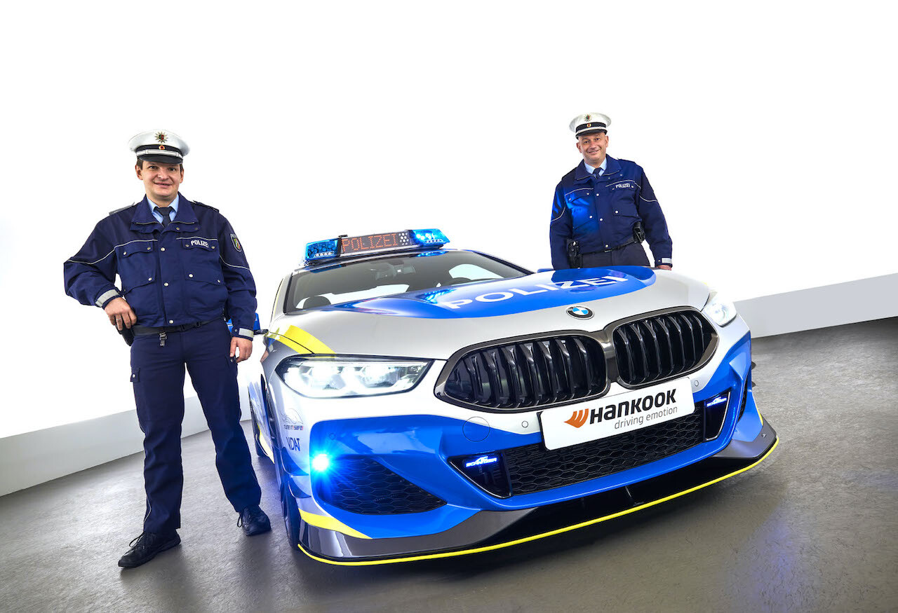 恒例のチューンドポリスカー企画にACシュニッツァーが「BMW M850i」のポリス仕様を発表！【動画】