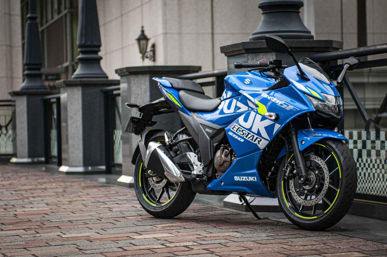 250ccフルカウルのスポーツバイクでいちばん軽い ジクサーsf250は 軽さ と 新しい油冷エンジン ですべてのライダーを全力でサポート 個人的スズキ最強説 Gixxer Sf250 試乗レビュー 1 解説編 Webオートバイ 自動車情報サイト 新車 中古車 Carview