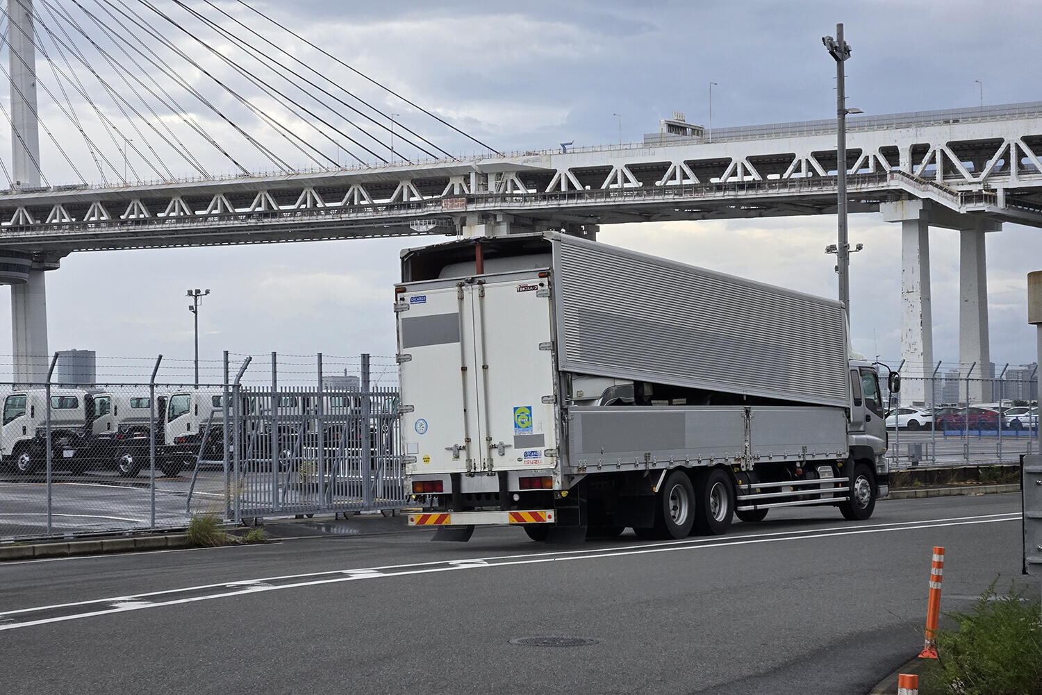 横浜の「大黒ふ頭」に大量の放置トラックとの噂！　真相を確かめるべく現地に赴くと「ナンバーなし」「トラックの荷台にトラック」と謎の光景が広がっていた