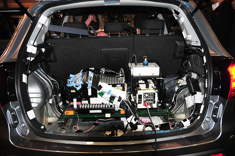 三菱RVRが前面大破… 安全性テスト現場公開