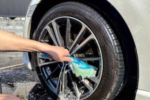 「自動車のタイヤ」って、洗う意味あるの？ JAF出動45万件が示す「見えない劣化」の恐怖とは