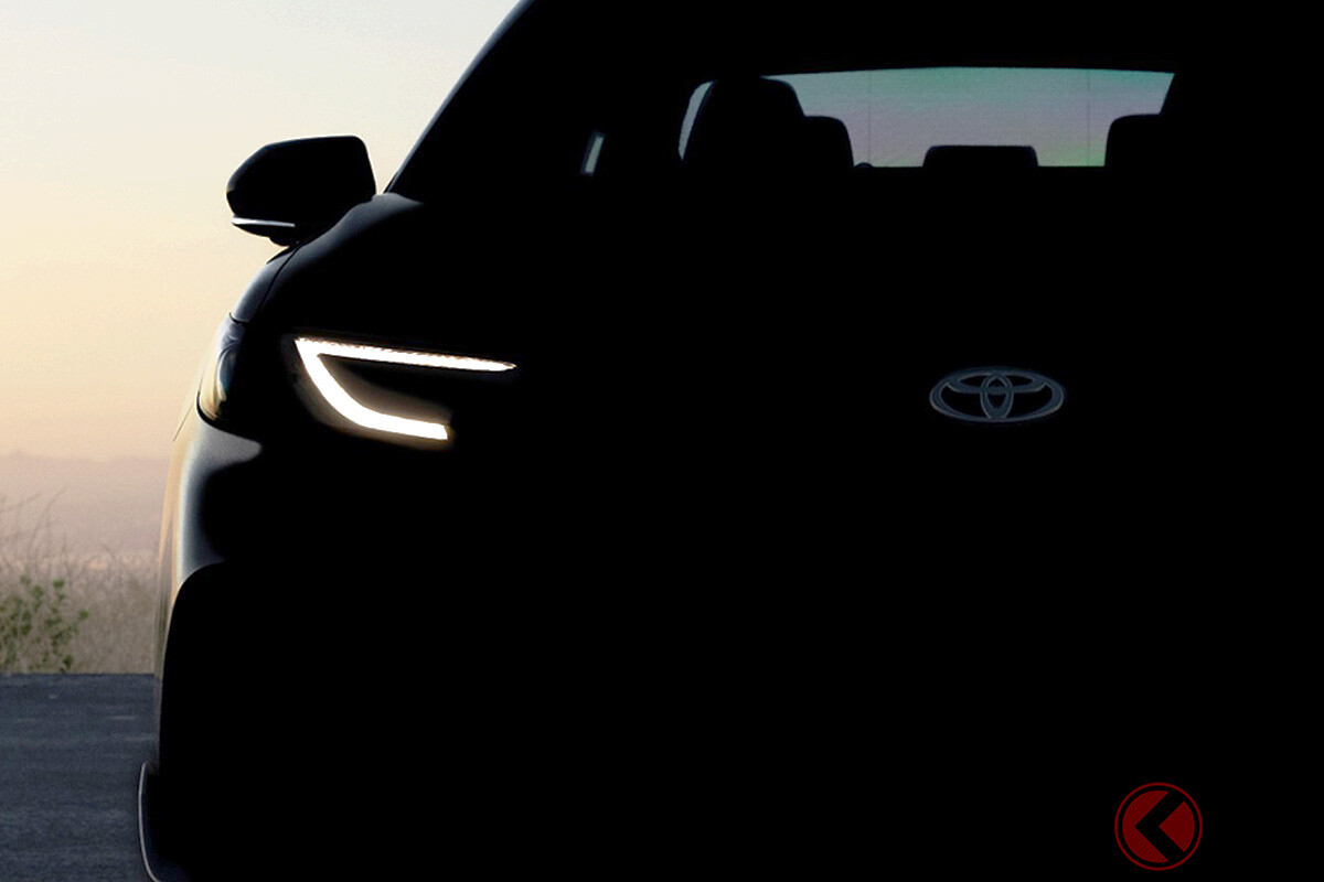 トヨタが新型「カムリ」発表か!? 斬新「コの字ヘッドライト」の画像を公開！ 謎コメント「新しい夜明け」の意味とは