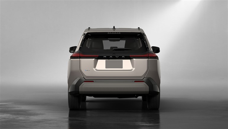新型「RAV4」の“3つの顔”はどれも好評だが、ガソリン車廃止で「現行の方が魅力的」の声。価格アップも懸念