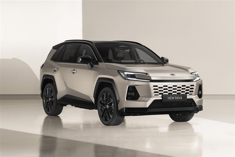 新型「RAV4」の“3つの顔”はどれも好評だが、ガソリン車廃止で「現行の方が魅力的」の声。価格アップも懸念