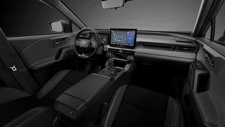 新型「RAV4」の“3つの顔”はどれも好評だが、ガソリン車廃止で「現行の方が魅力的」の声。価格アップも懸念