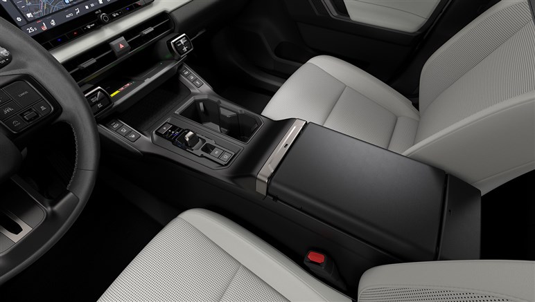 新型「RAV4」の“3つの顔”はどれも好評だが、ガソリン車廃止で「現行の方が魅力的」の声。価格アップも懸念