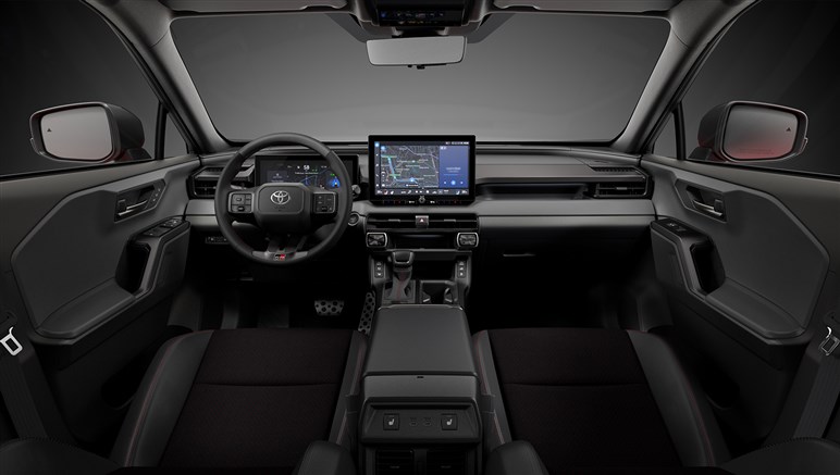 新型「RAV4」の“3つの顔”はどれも好評だが、ガソリン車廃止で「現行の方が魅力的」の声。価格アップも懸念